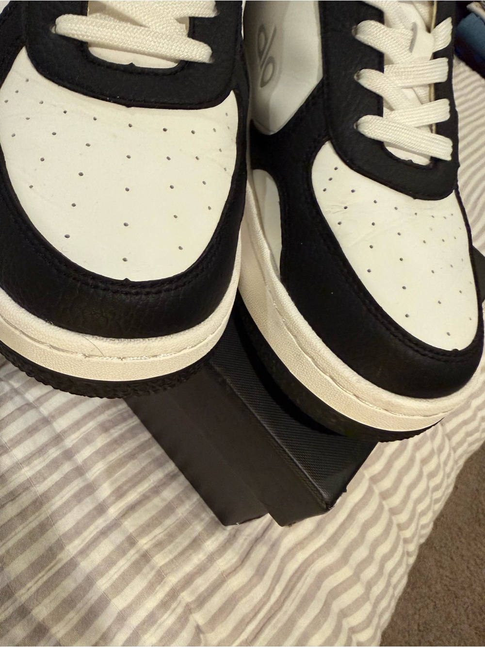 Alo Recovery Mode Sneaker EUC - Picture 7 of 9